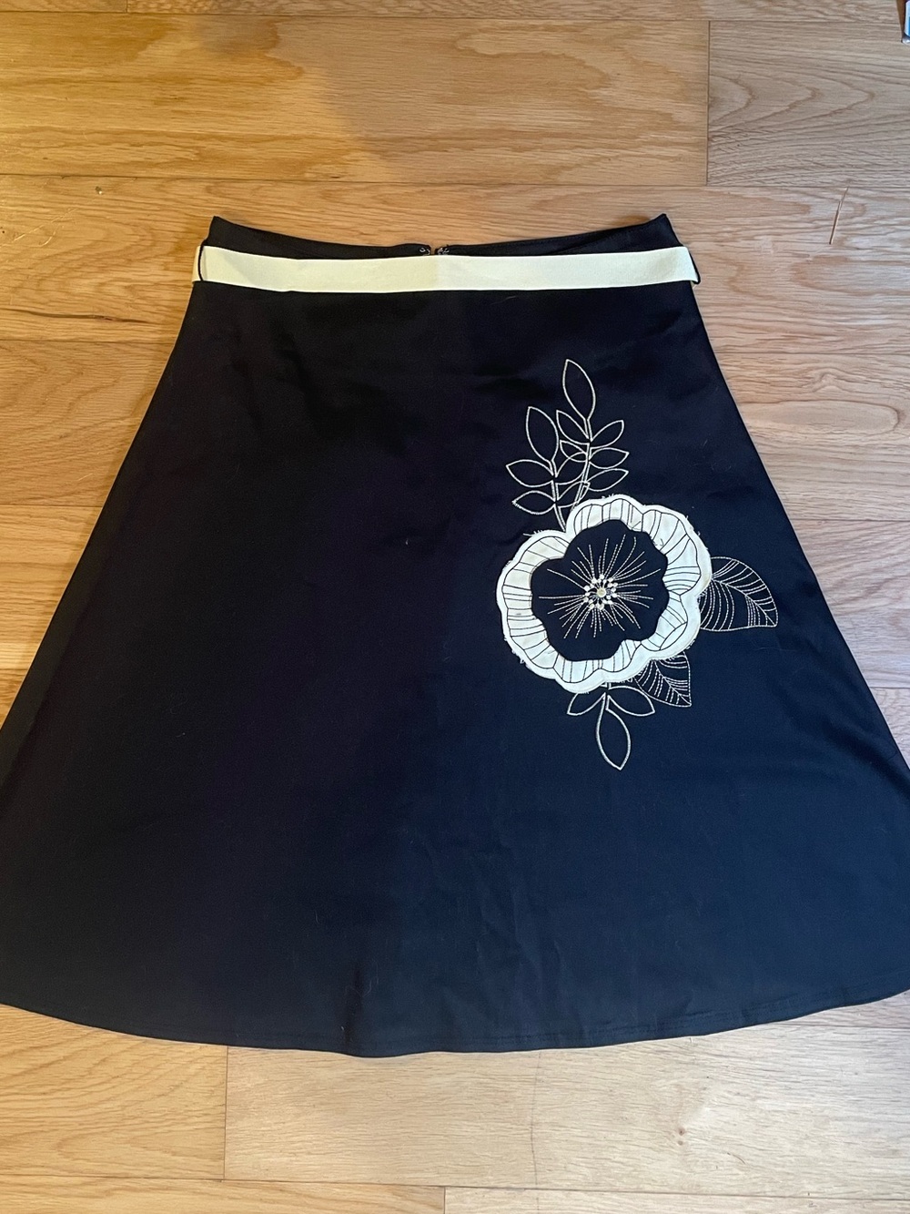 Mariposa Black Skirt with a light yellow Floral
